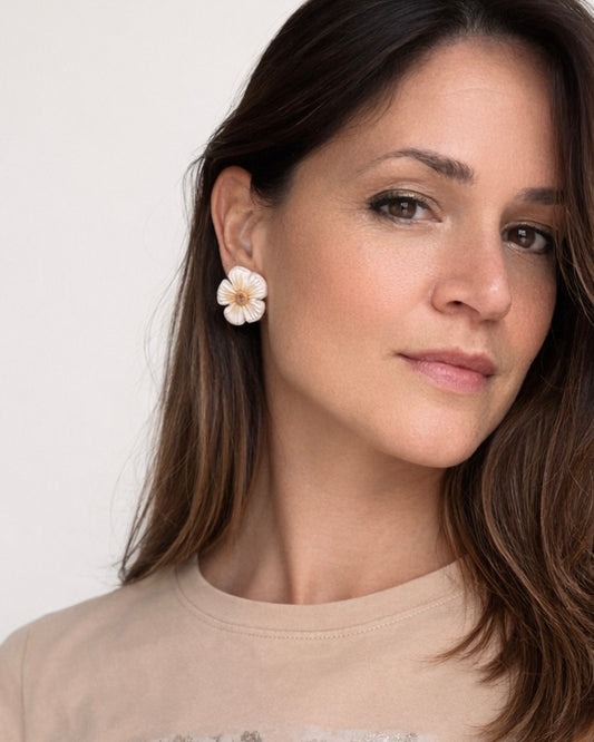 Orecchini fiori color bianco.