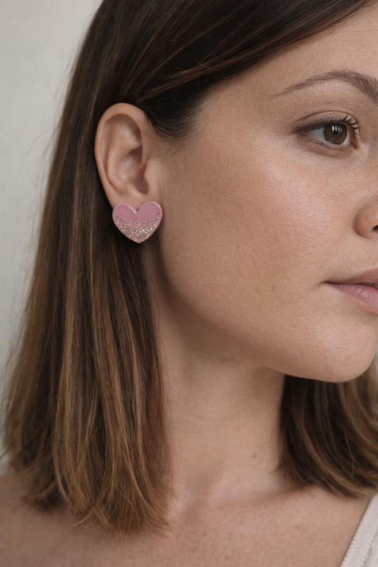 Orecchini a cuore rosa cipria con glitter dorati