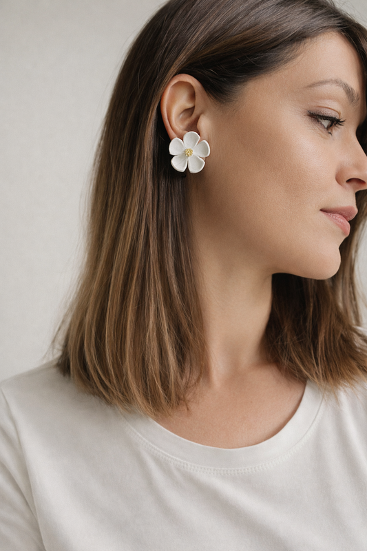Orecchini fiori color bianco.