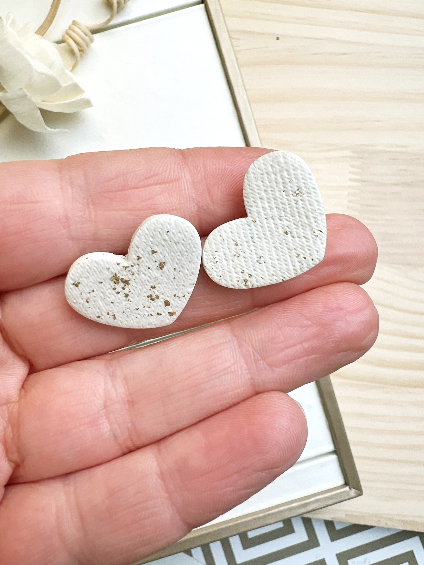 Orecchini a cuore colore bianco ghiaccio effetto tessuto con foglia oro e texture tessuto