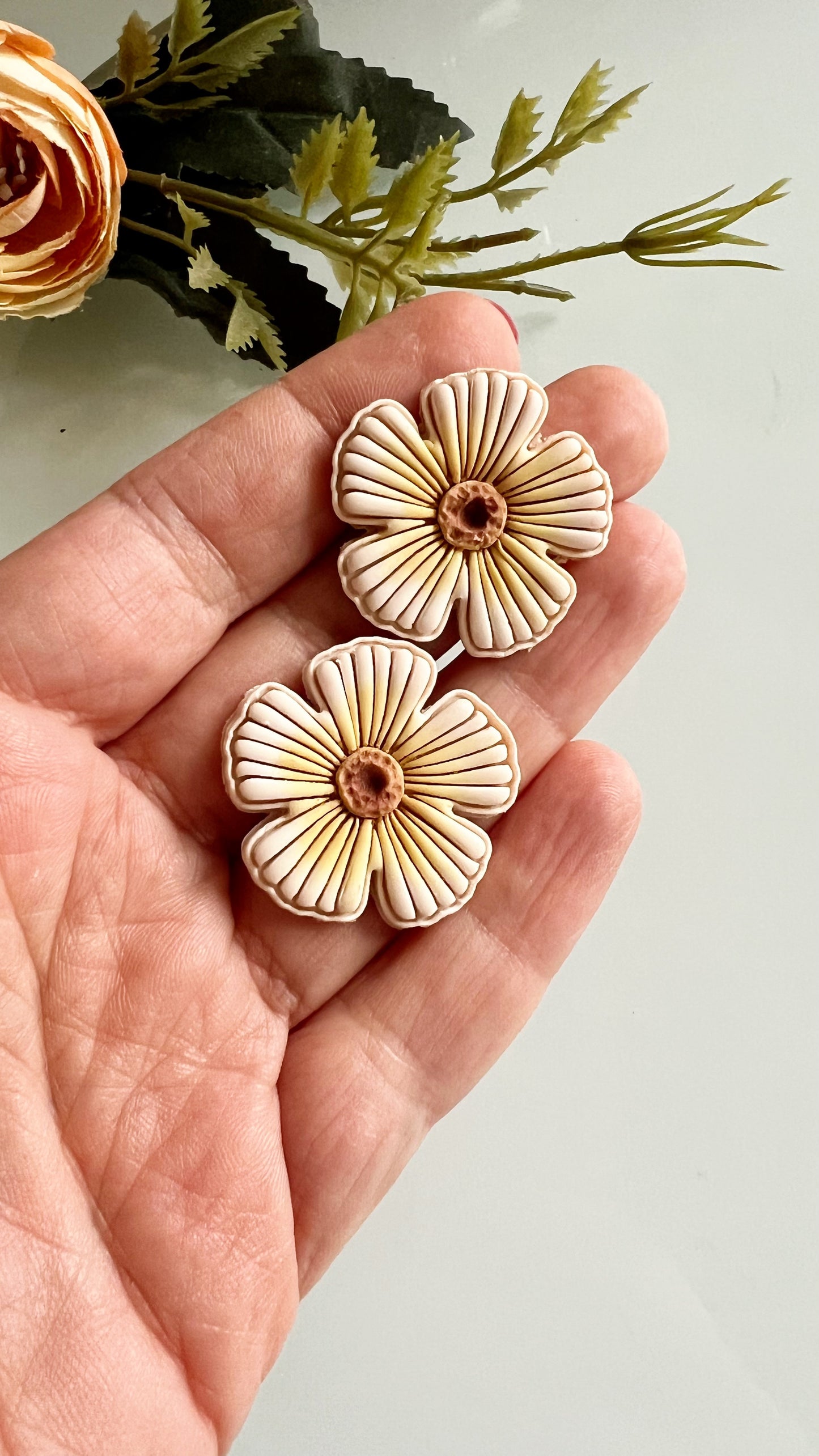 Orecchini fiori color bianco.
