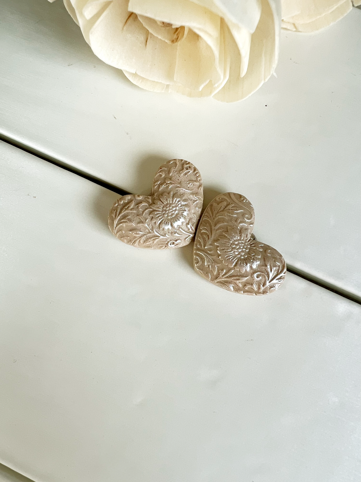 Orecchini a lobo cuore lavorato effetto rilievo