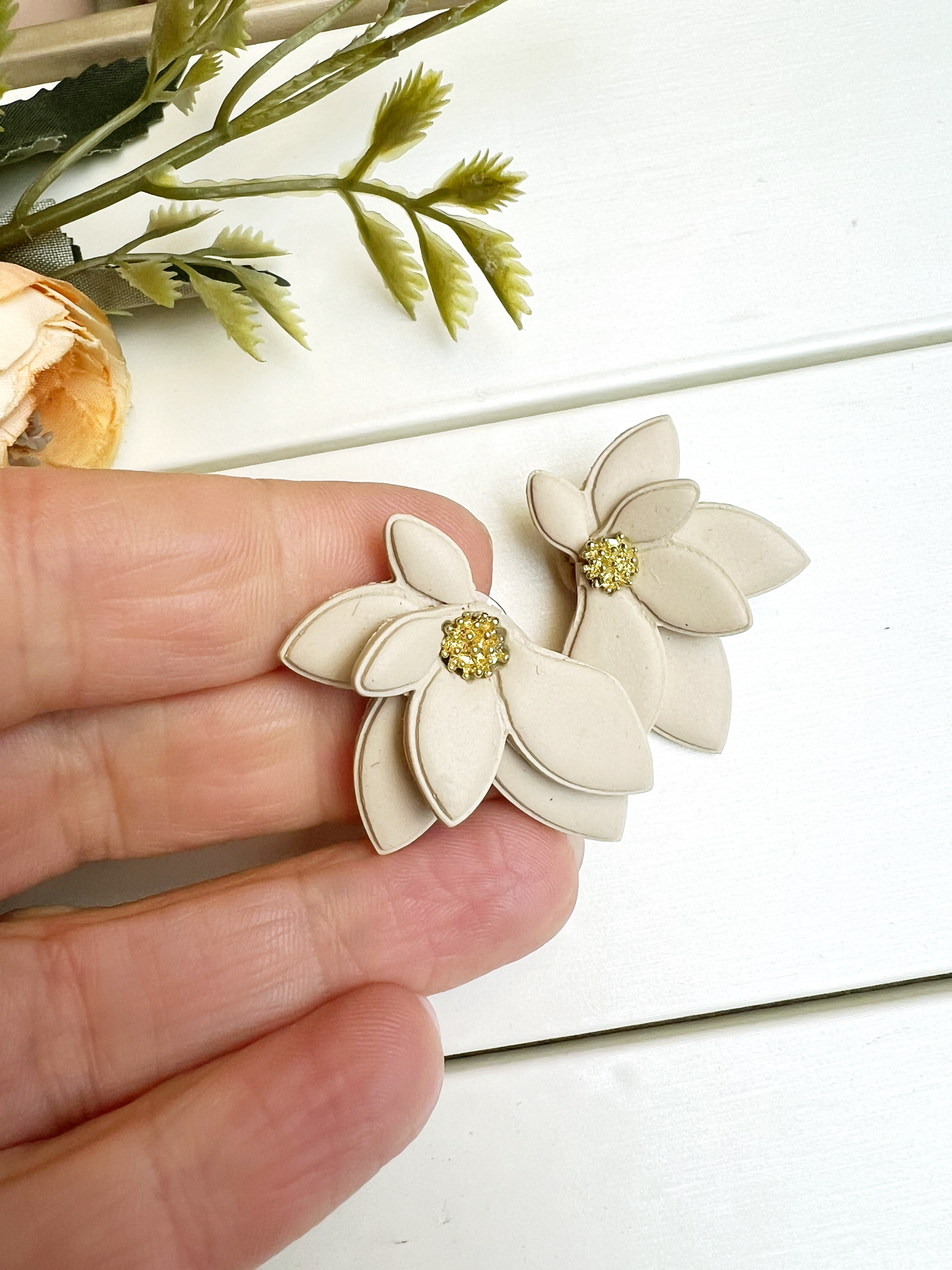 Orecchini fiore avorio con centro dorato/ Collezione Fiori - GINEVRA