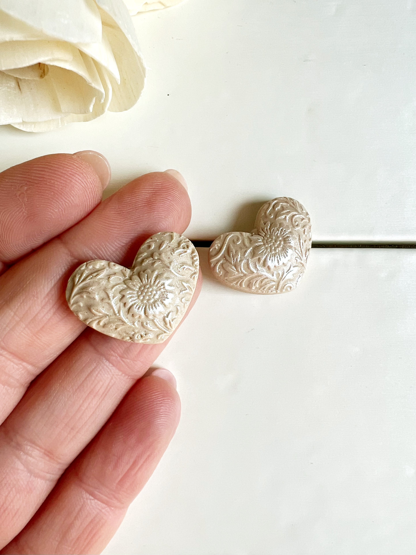 Orecchini a lobo cuore lavorato effetto rilievo