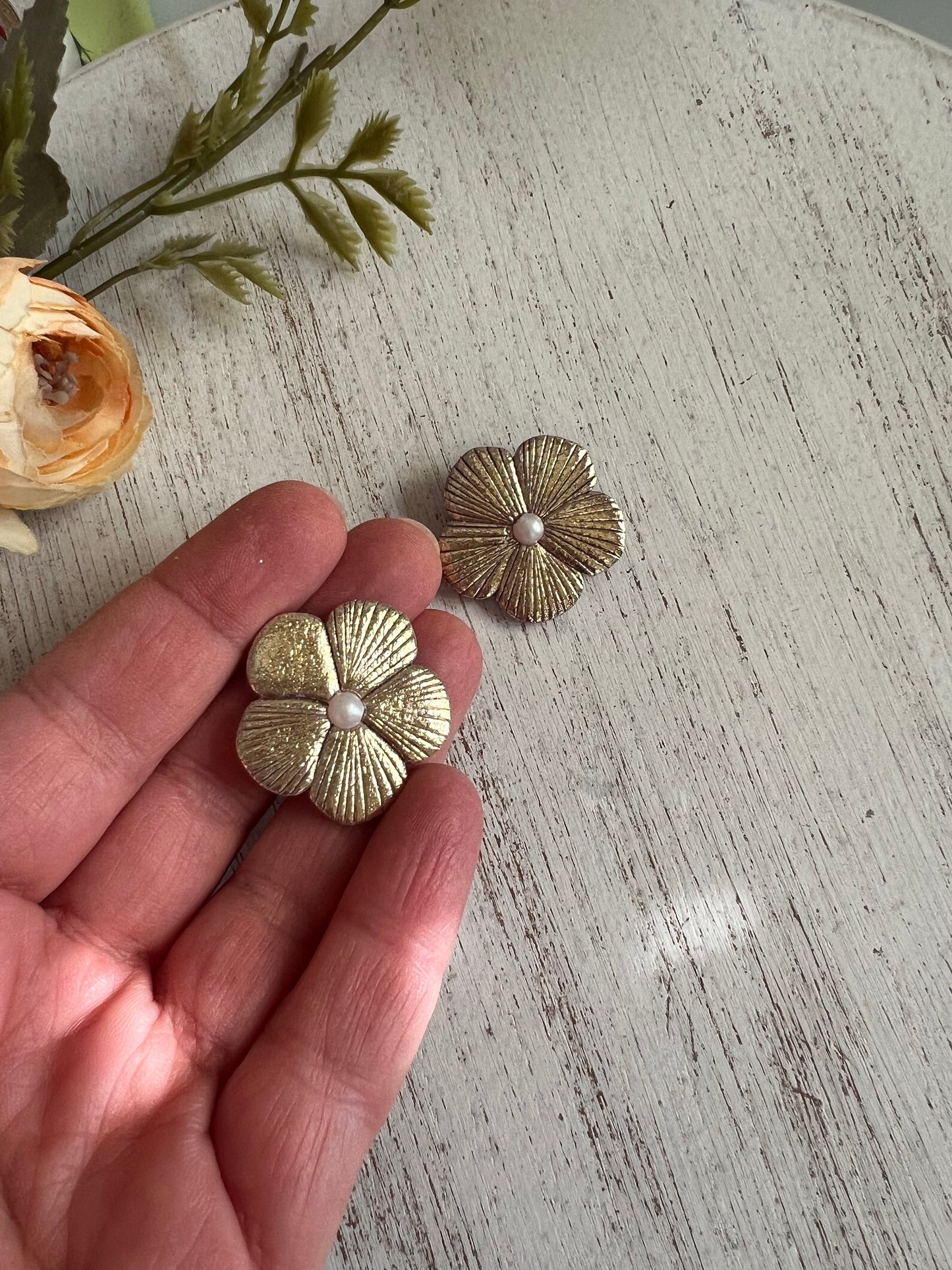 Orecchini fiori righe dorate