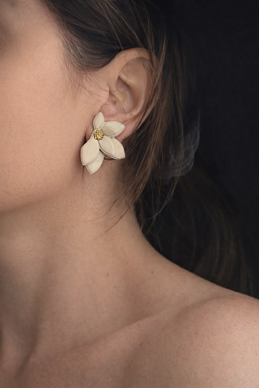 Orecchini fiore avorio con centro dorato/ Collezione Fiori
