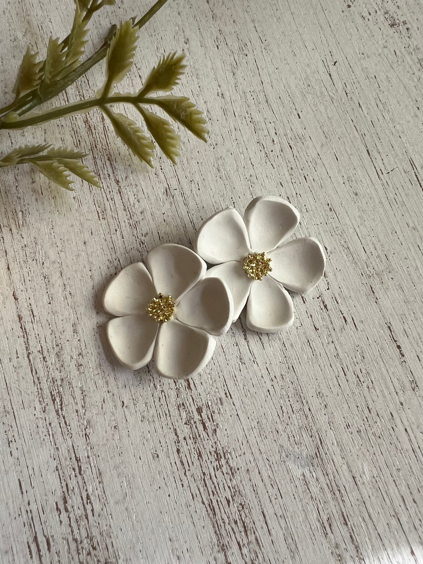 Orecchini fiori color bianco.