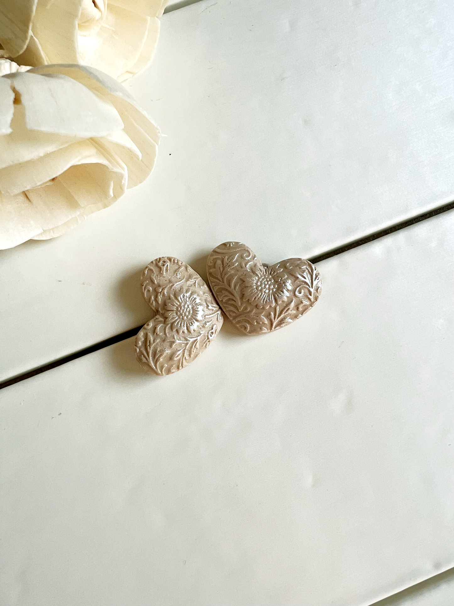 Orecchini a lobo cuore lavorato effetto rilievo