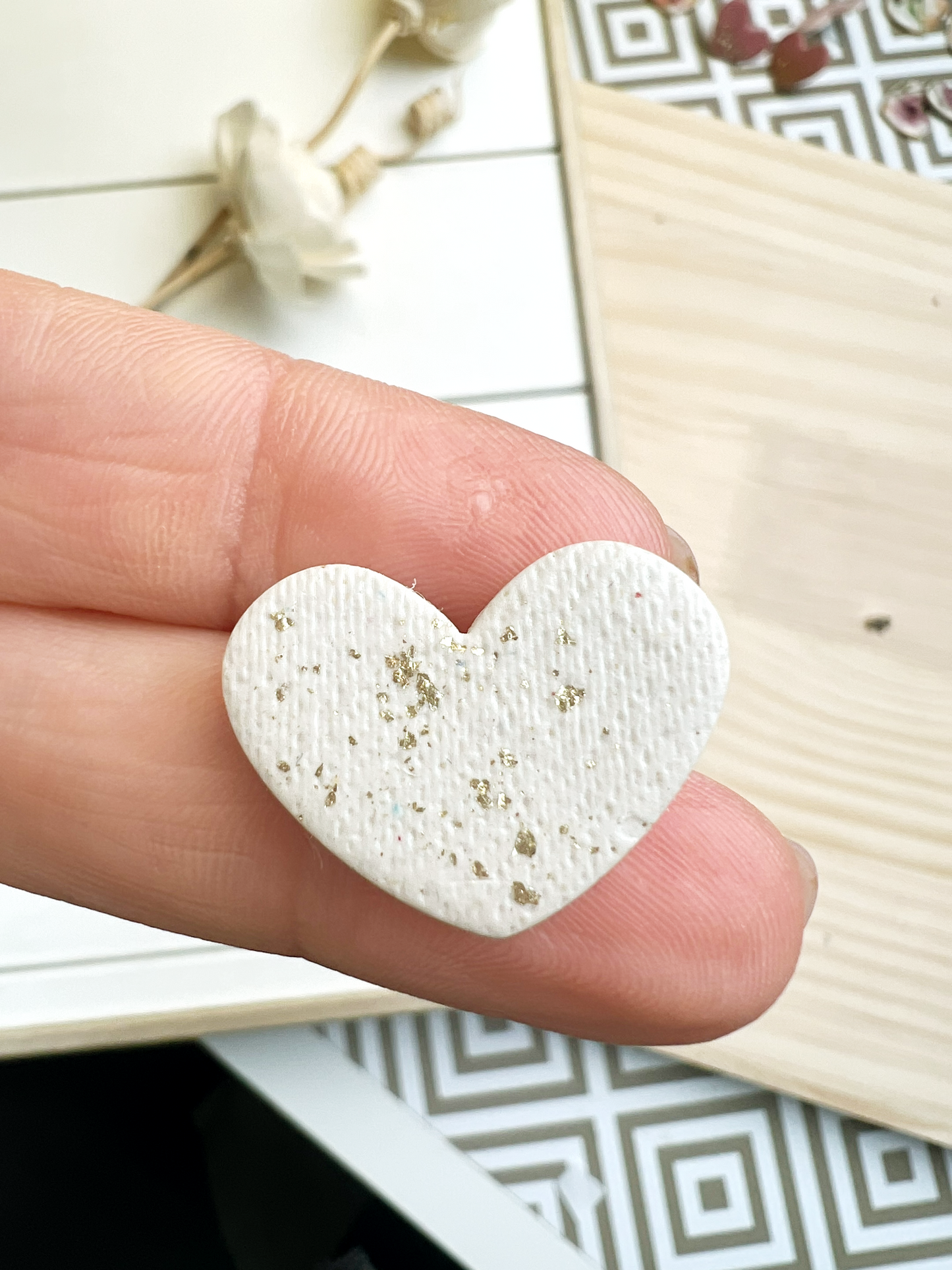 Orecchini a cuore colore bianco ghiaccio effetto tessuto con foglia oro e texture tessuto