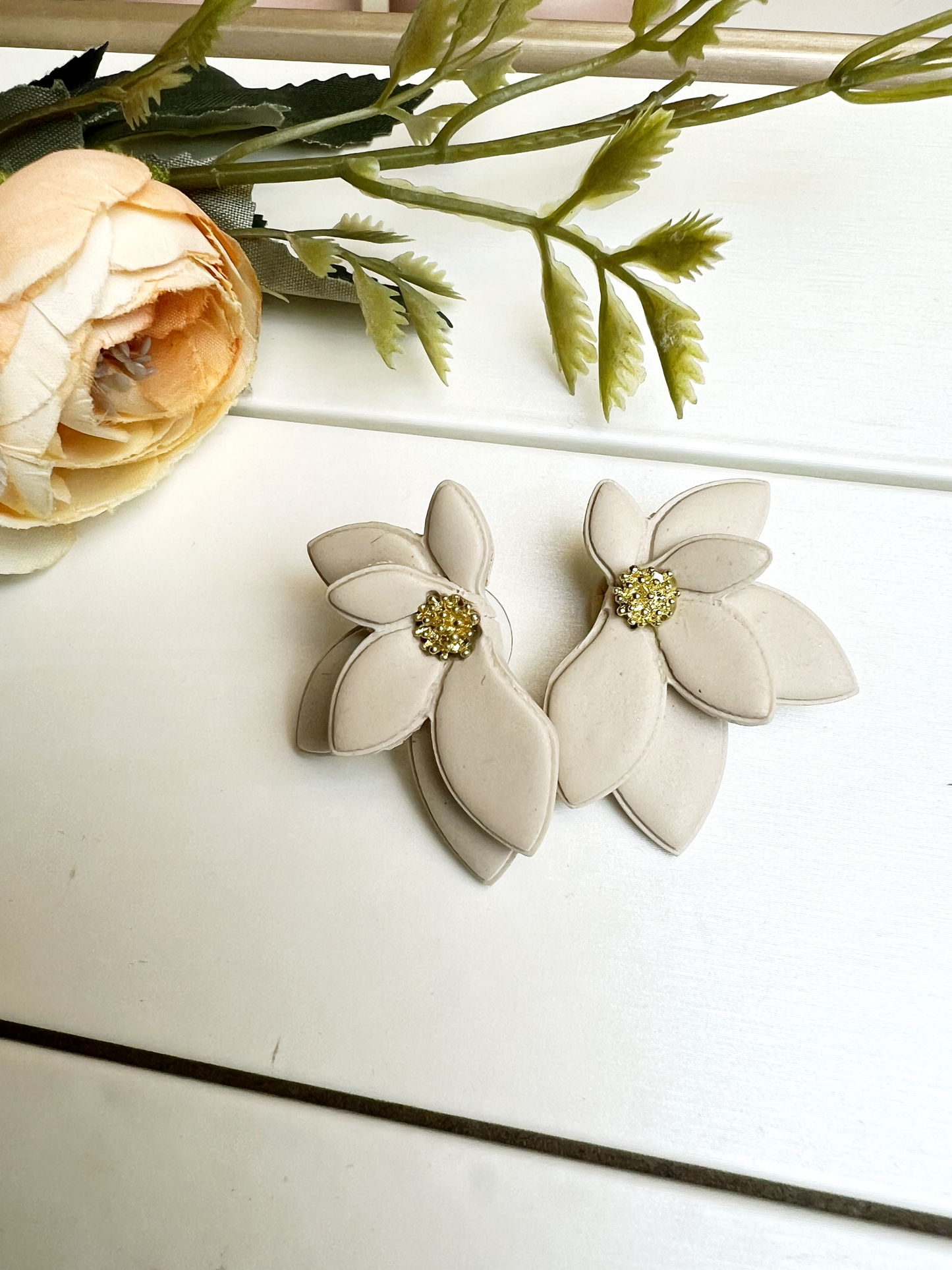 Orecchini fiore avorio con centro dorato/ Collezione Fiori - GINEVRA