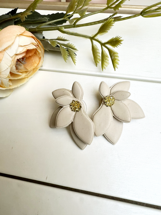 Orecchini fiore avorio con centro dorato/ Collezione Fiori