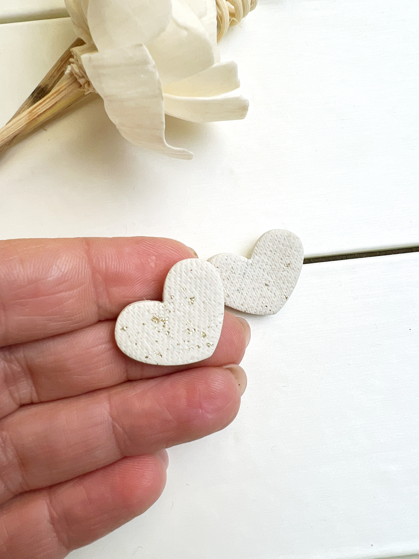 Orecchini a cuore colore bianco ghiaccio effetto tessuto con foglia oro e texture tessuto
