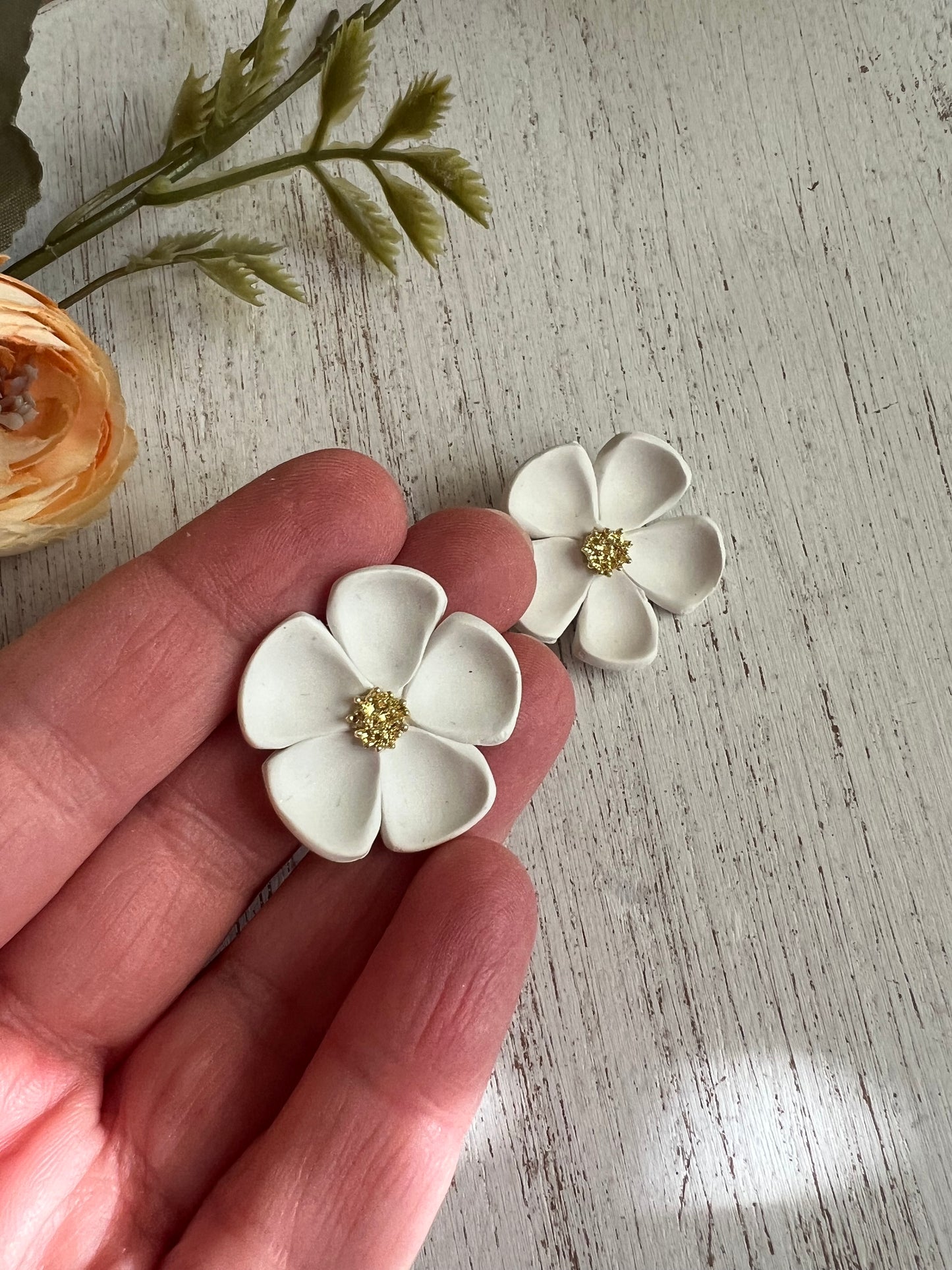 Orecchini fiori color bianco.