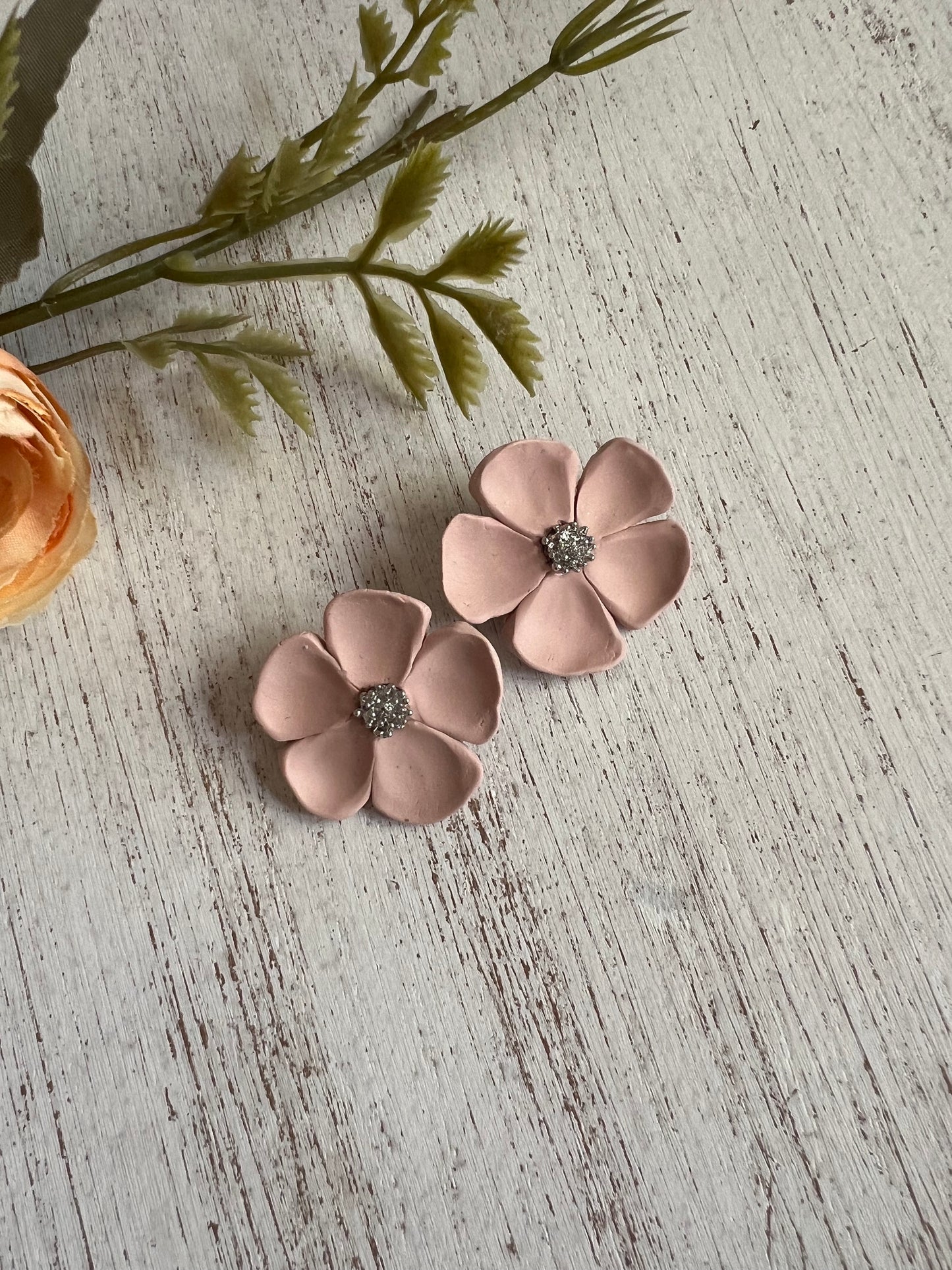 Orecchini fiori color beige