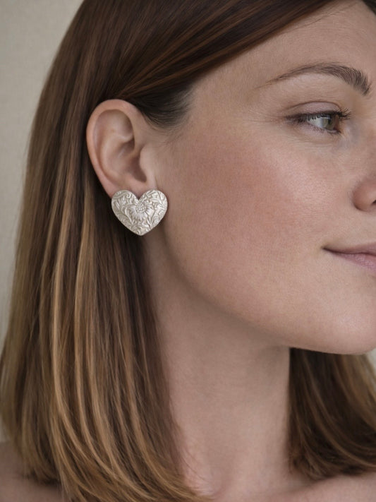 Orecchini a lobo cuore lavorato effetto rilievo