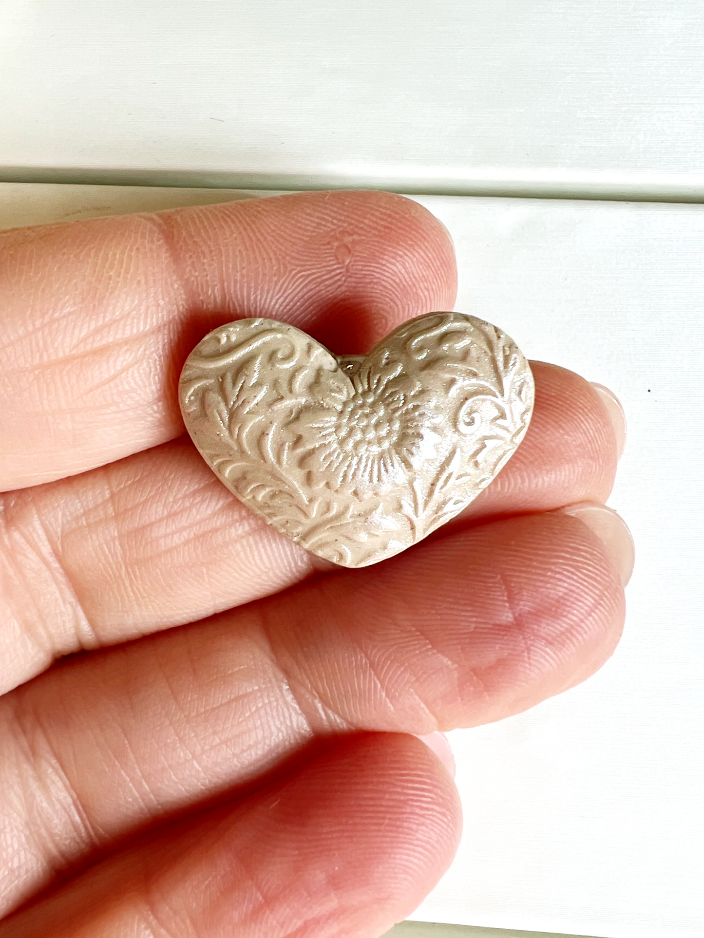 Orecchini a lobo cuore lavorato effetto rilievo