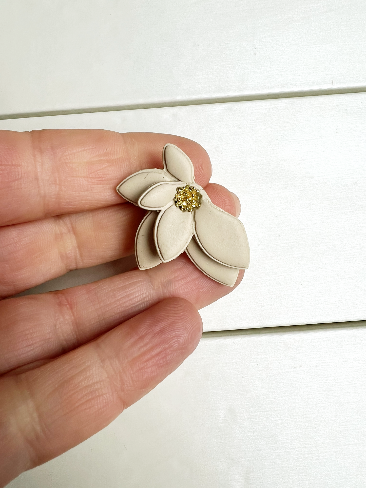 Orecchini fiore avorio con centro dorato/ Collezione Fiori - GINEVRA
