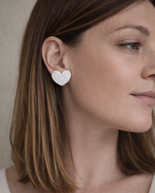 Orecchini a cuore colore bianco ghiaccio effetto tessuto con foglia oro e texture tessuto