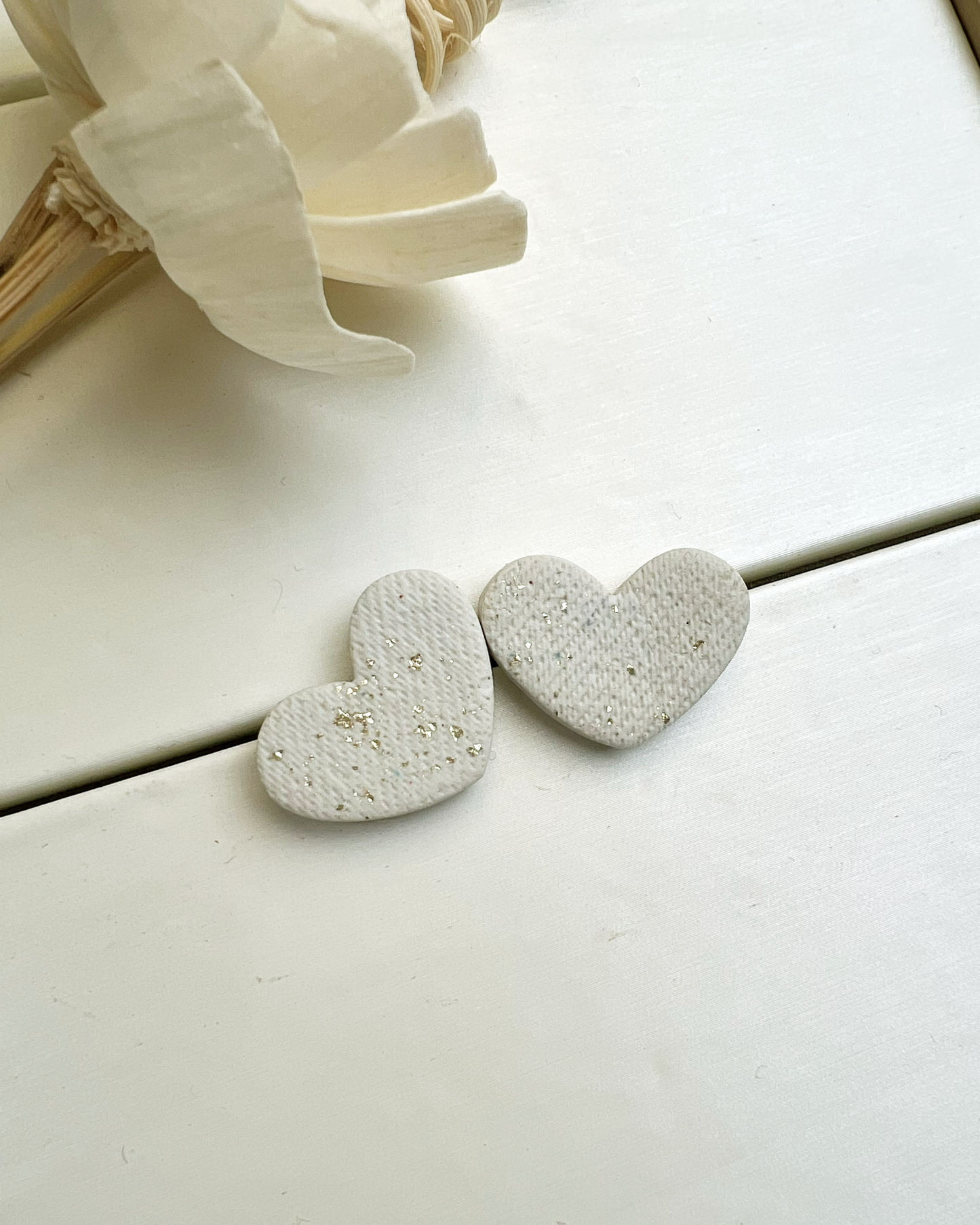 Orecchini a cuore colore bianco ghiaccio effetto tessuto con foglia oro e texture tessuto