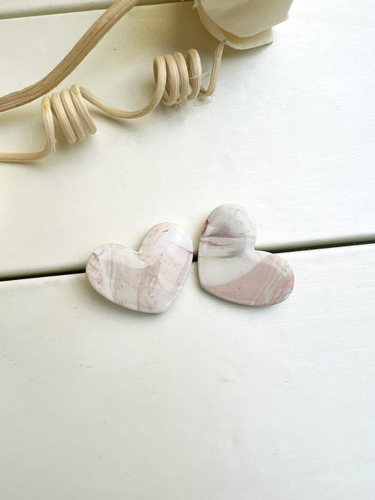 Orecchini a cuore bianco e rosa marmorizzato artigianali