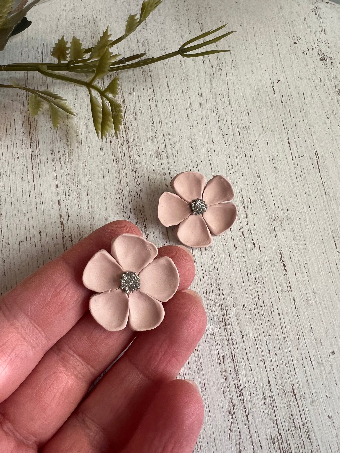 Orecchini fiori color beige